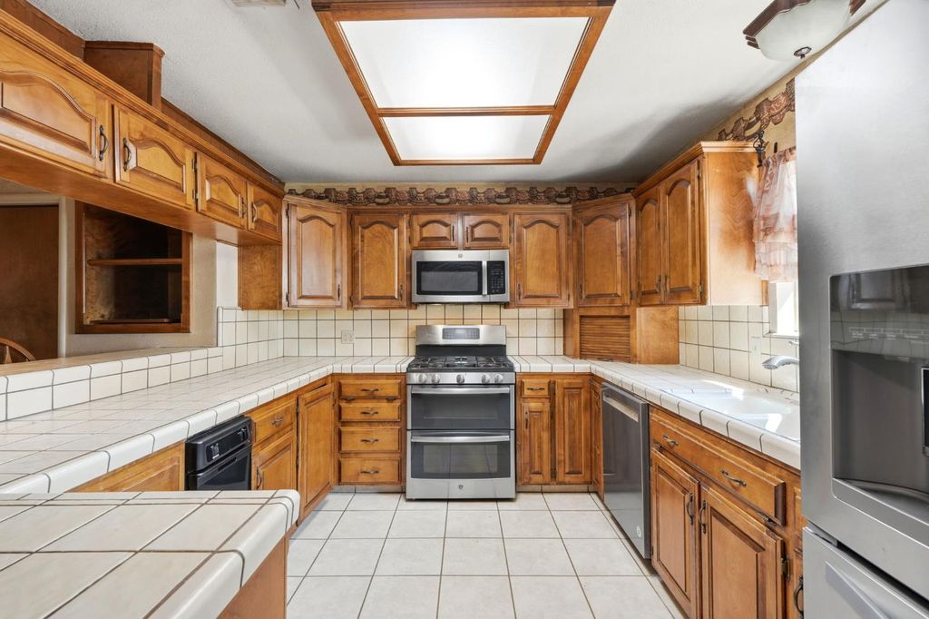 Image 24 of property listing at 24053 Road 212, Lindsay, CA 93247