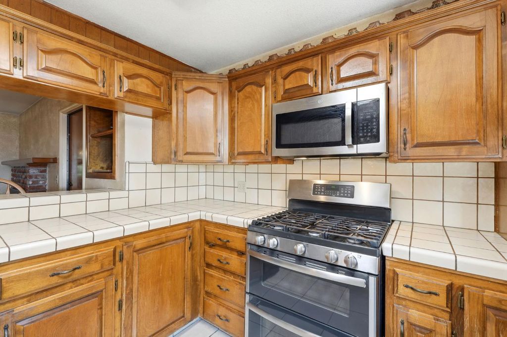 Image 26 of property listing at 24053 Road 212, Lindsay, CA 93247