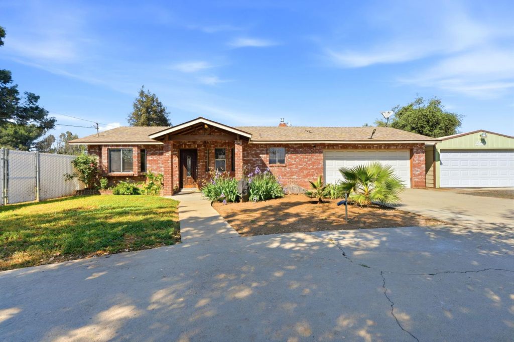 Image 3 of property listing at 24053 Road 212, Lindsay, CA 93247