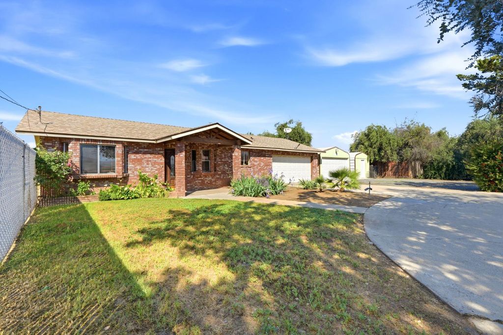 Image 4 of property listing at 24053 Road 212, Lindsay, CA 93247