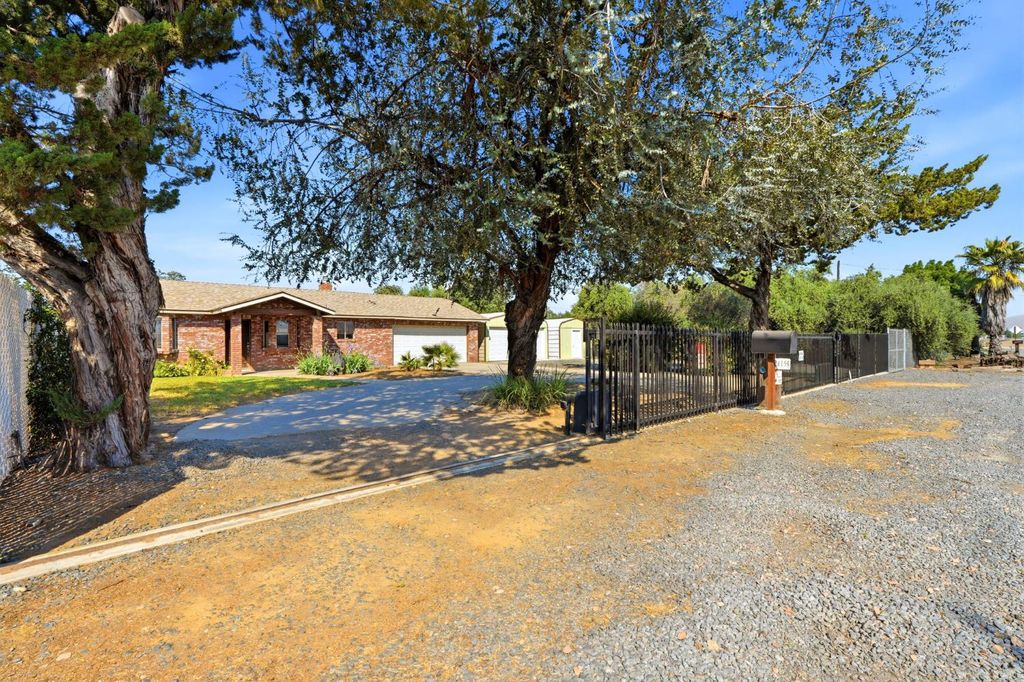 Image 5 of property listing at 24053 Road 212, Lindsay, CA 93247