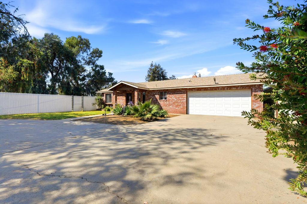 Image 6 of property listing at 24053 Road 212, Lindsay, CA 93247