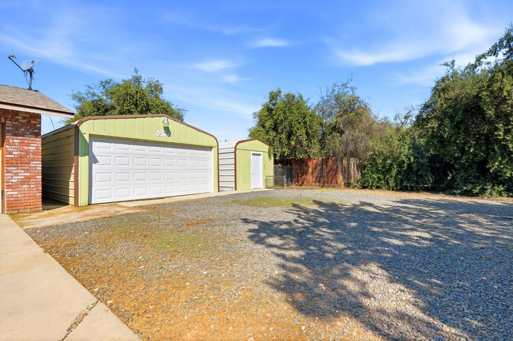 Image 7 of property listing at 24053 Road 212, Lindsay, CA 93247