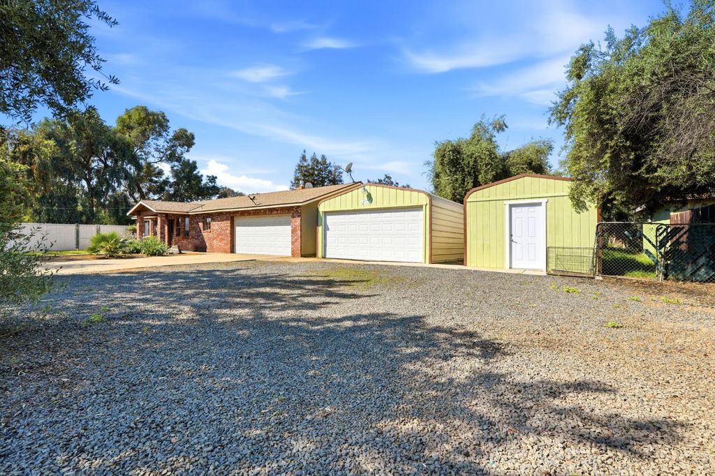 Image 8 of property listing at 24053 Road 212, Lindsay, CA 93247