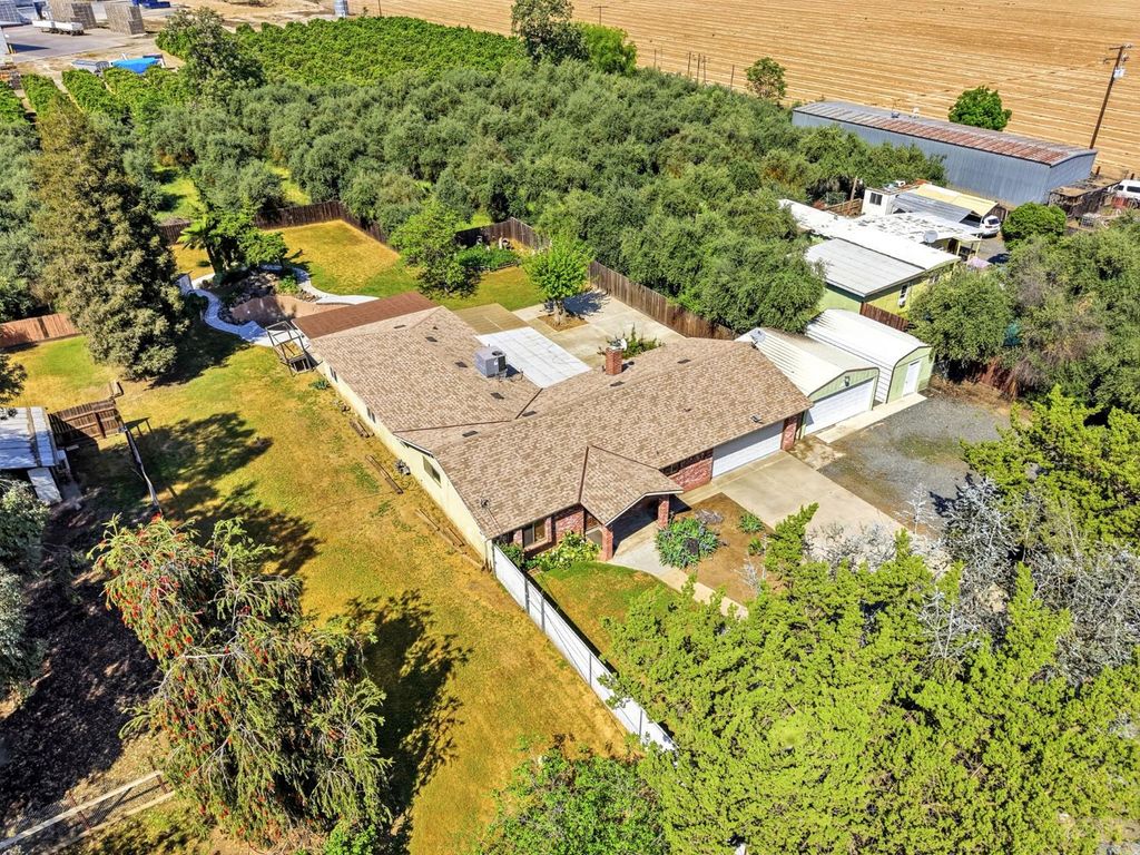 Image 9 of property listing at 24053 Road 212, Lindsay, CA 93247