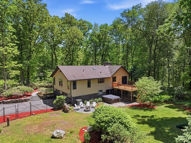 26 Dennis Circle, Northborough, MA 01532