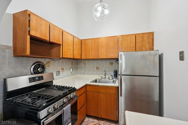 14 Hazard Pl 3C, Elizabeth City, NJ 07208