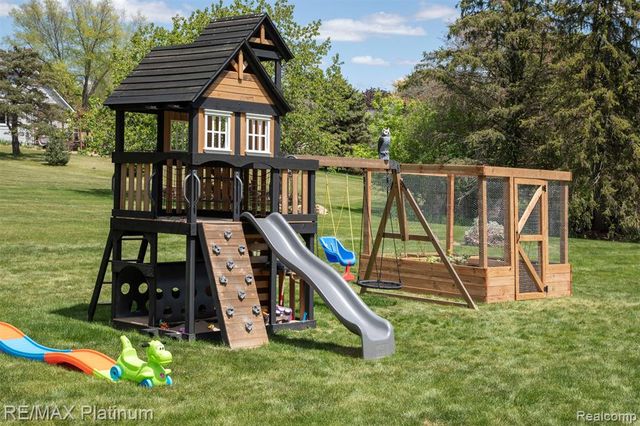 9633 Fairfax Drive, Pinckney, MI 48169