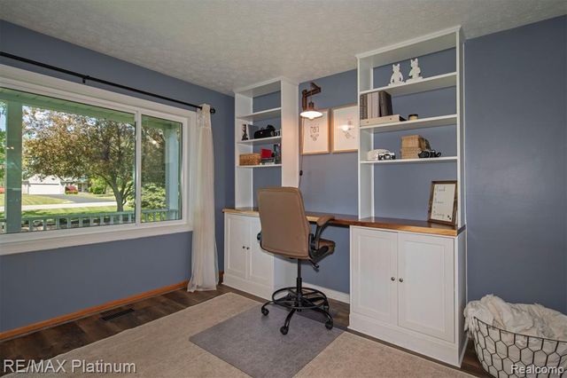 9633 Fairfax Drive, Pinckney, MI 48169