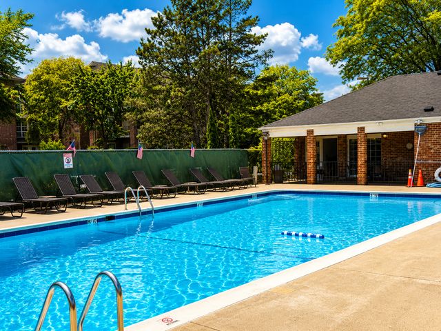 520 Biesterfield Road 209, Elk Grove Village, IL 60007