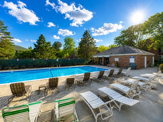 520 Biesterfield Road 209, Elk Grove Village, IL 60007