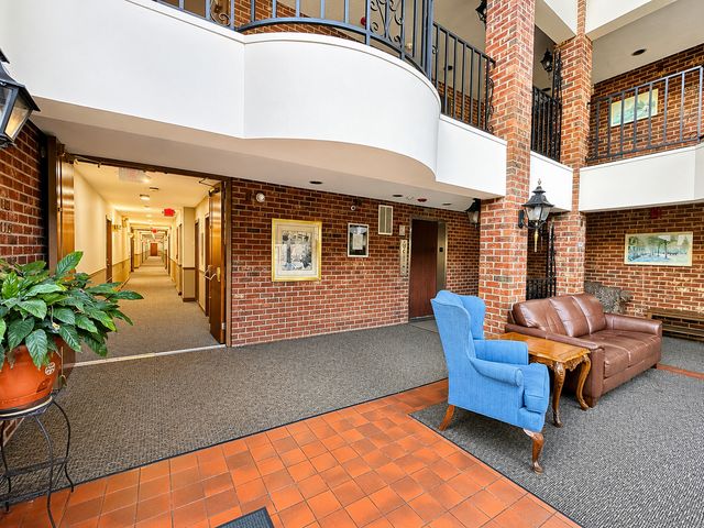 520 Biesterfield Road 209, Elk Grove Village, IL 60007