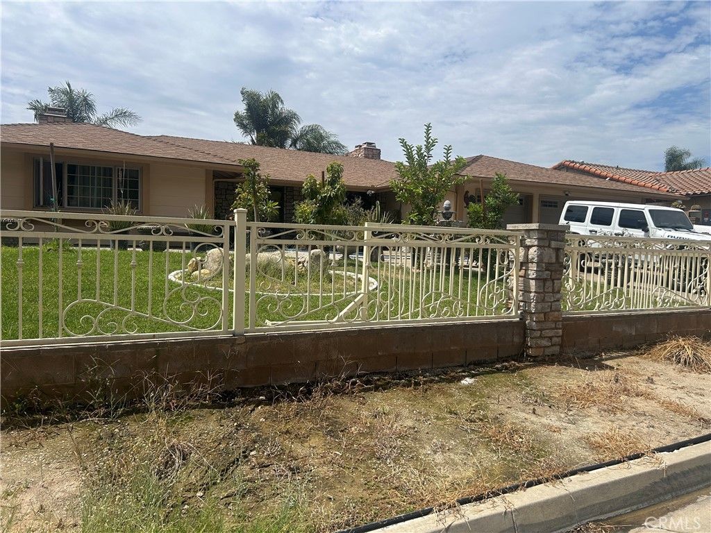 Image 2 of property listing at 2421 Willow, San Bernardino, CA 92404