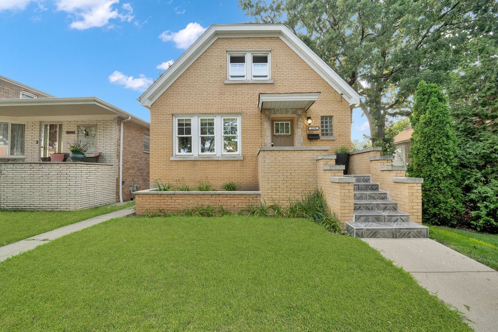 Image 1 of property listing at 5530 S New England Avenue, Chicago, IL 60638