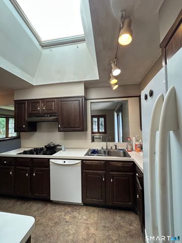 28 Goebel Road, Hamden, CT 06514