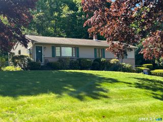 28 Goebel Road, Hamden, CT 06514