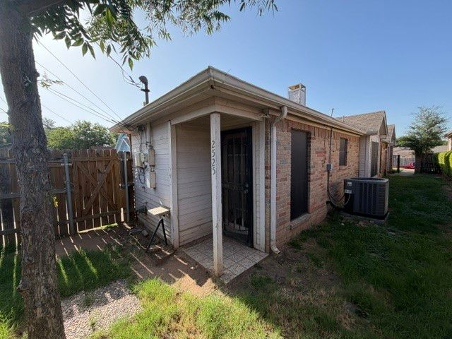 2525 W Oakdale Road, Irving, TX 75060