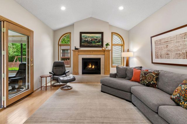 1433 Appaloosa Trail, Eagan, MN 55122