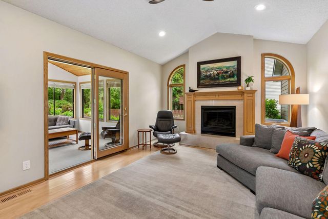 1433 Appaloosa Trail, Eagan, MN 55122