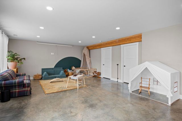 23401 N Westlake Dr, Nine Mile Falls, WA 99208
