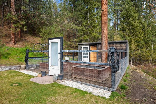 23401 N Westlake Dr, Nine Mile Falls, WA 99208