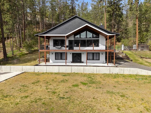 23401 N Westlake Dr, Nine Mile Falls, WA 99208