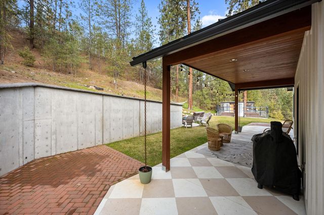 23401 N Westlake Dr, Nine Mile Falls, WA 99208