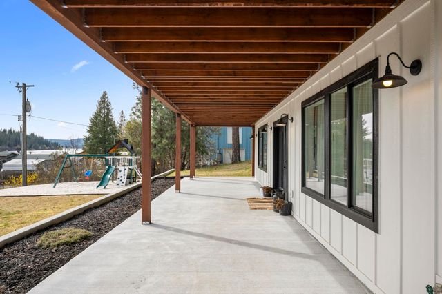 23401 N Westlake Dr, Nine Mile Falls, WA 99208