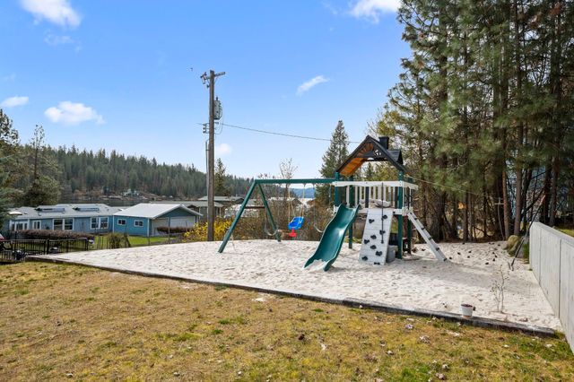 23401 N Westlake Dr, Nine Mile Falls, WA 99208