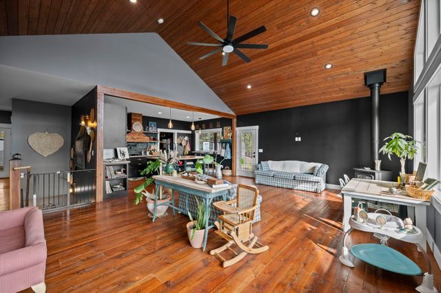 23401 N Westlake Dr, Nine Mile Falls, WA 99208