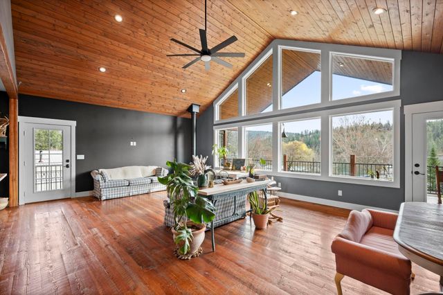 23401 N Westlake Dr, Nine Mile Falls, WA 99208