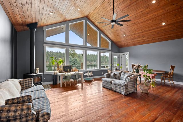 23401 N Westlake Dr, Nine Mile Falls, WA 99208