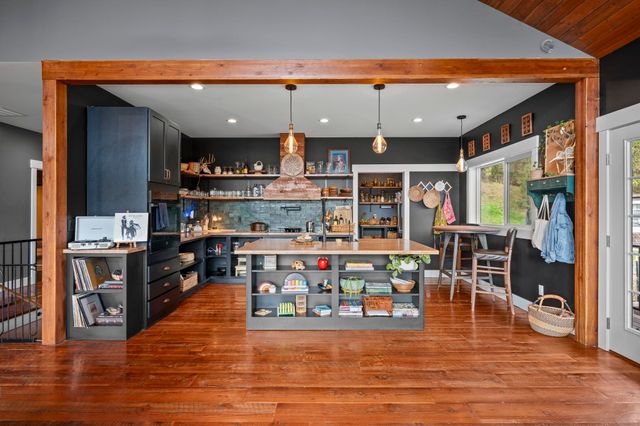 23401 N Westlake Dr, Nine Mile Falls, WA 99208