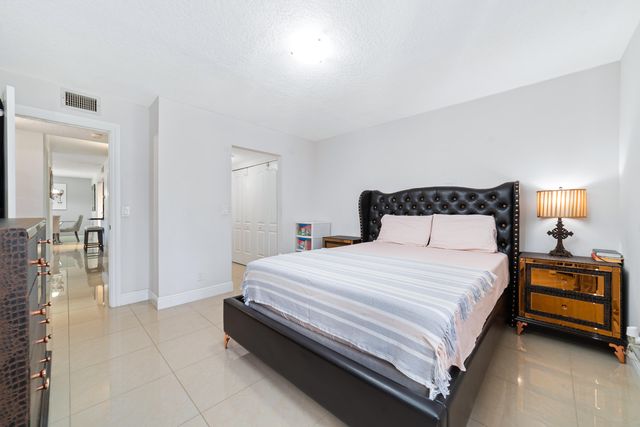 702 Sunny Pine Way Unit B1, Greenacres, FL 33415