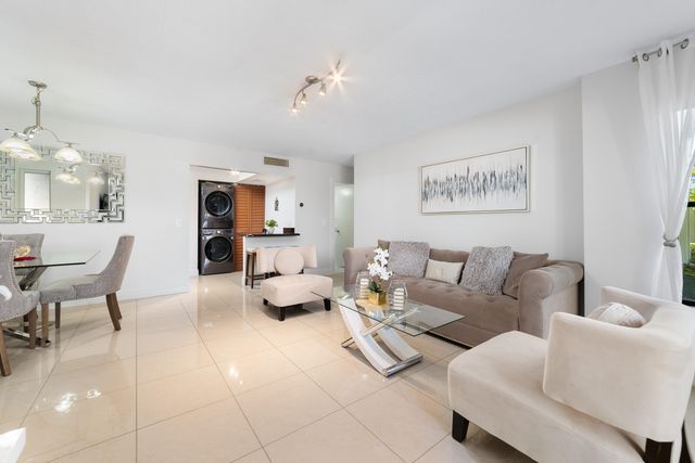 702 Sunny Pine Way Unit B1, Greenacres, FL 33415