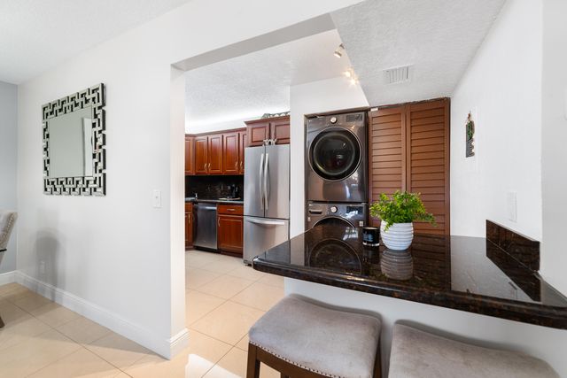 702 Sunny Pine Way Unit B1, Greenacres, FL 33415