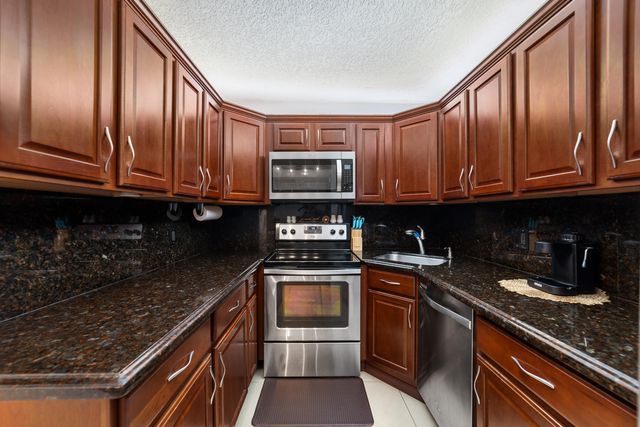 702 Sunny Pine Way Unit B1, Greenacres, FL 33415