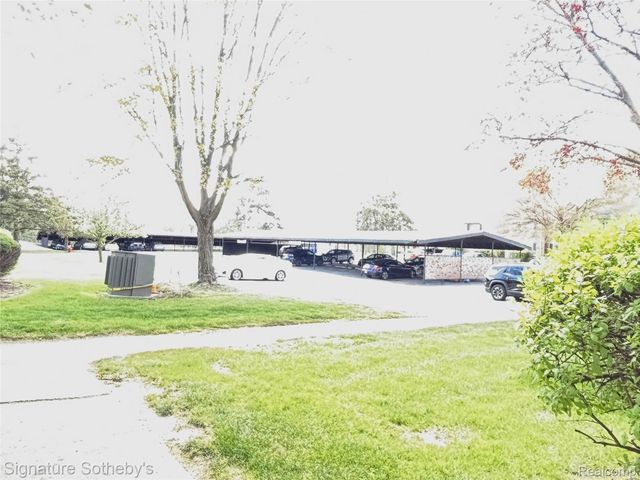 689 E Fox Hills Drive 65, Bloomfield Hills, MI 48304