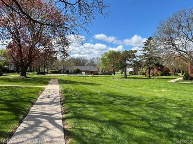 689 E Fox Hills Drive 65, Bloomfield Hills, MI 48304