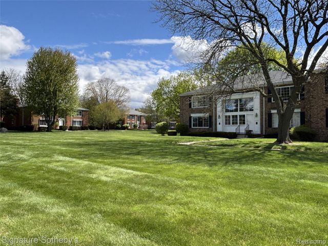 689 E Fox Hills Drive 65, Bloomfield Hills, MI 48304