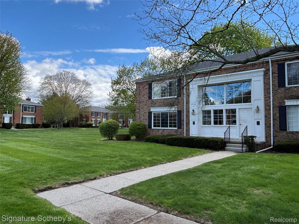 689 E Fox Hills Drive 65, Bloomfield Hills, MI 48304