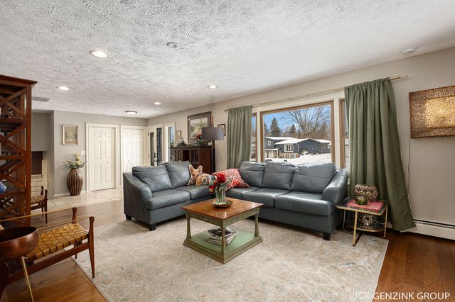 1154 Springwood Drive SE, Grand Rapids, MI 49508