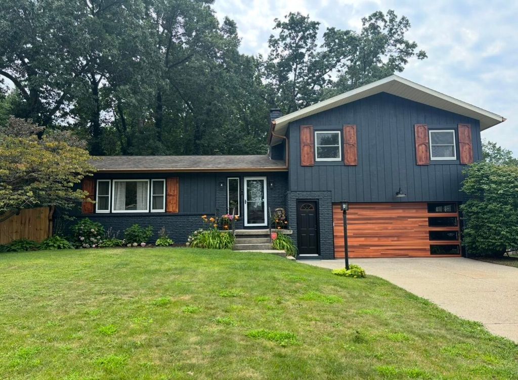 1154 Springwood Drive SE, Grand Rapids, MI 49508