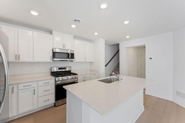 5231 Long Pointe Pass, Woodbury, MN 55129