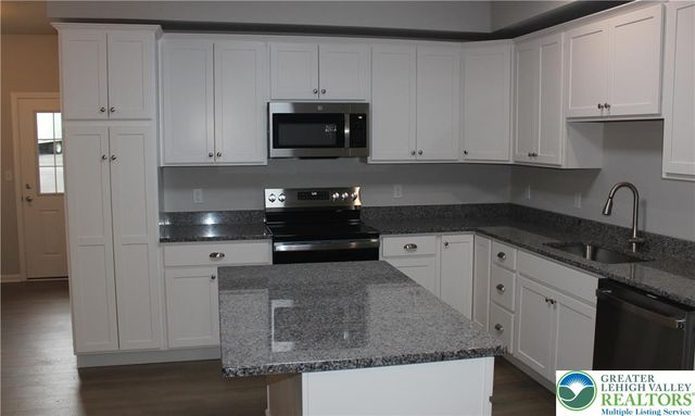 86 Hess Avenue, Hellertown Boro, PA 18055