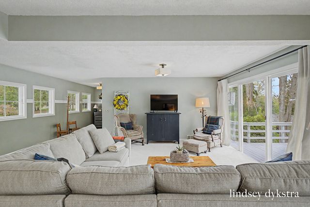 2814 Burrwick Drive SE, Grand Rapids, MI 49546