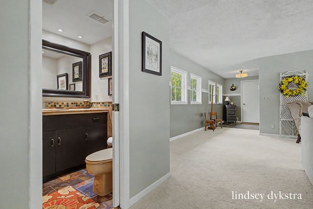 2814 Burrwick Drive SE, Grand Rapids, MI 49546