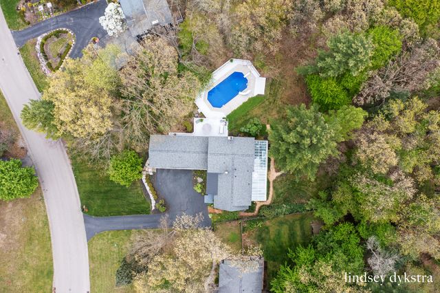 2814 Burrwick Drive SE, Grand Rapids, MI 49546