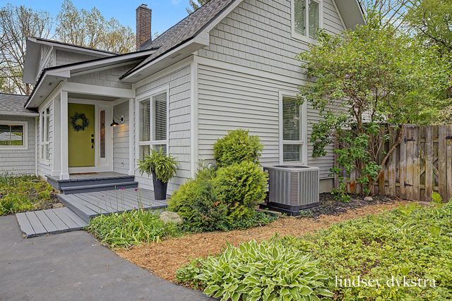 2814 Burrwick Drive SE, Grand Rapids, MI 49546