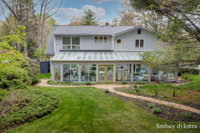 2814 Burrwick Drive SE, Grand Rapids, MI 49546